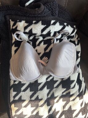 Victoria Secret Everyday Smooth Light Gray T-Shirt Bra